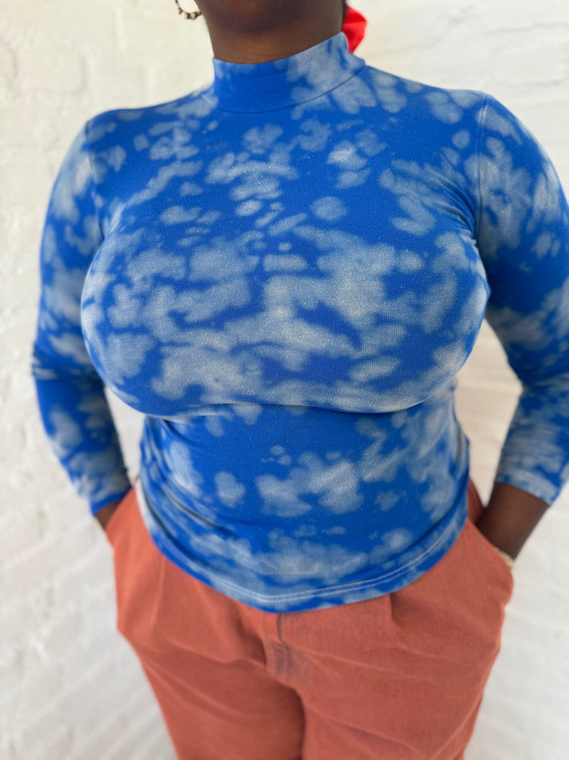 SKY TIE DYE TURTLENECK