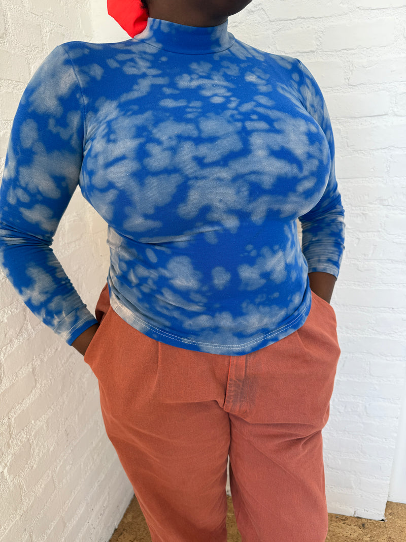 SKY TIE DYE TURTLENECK